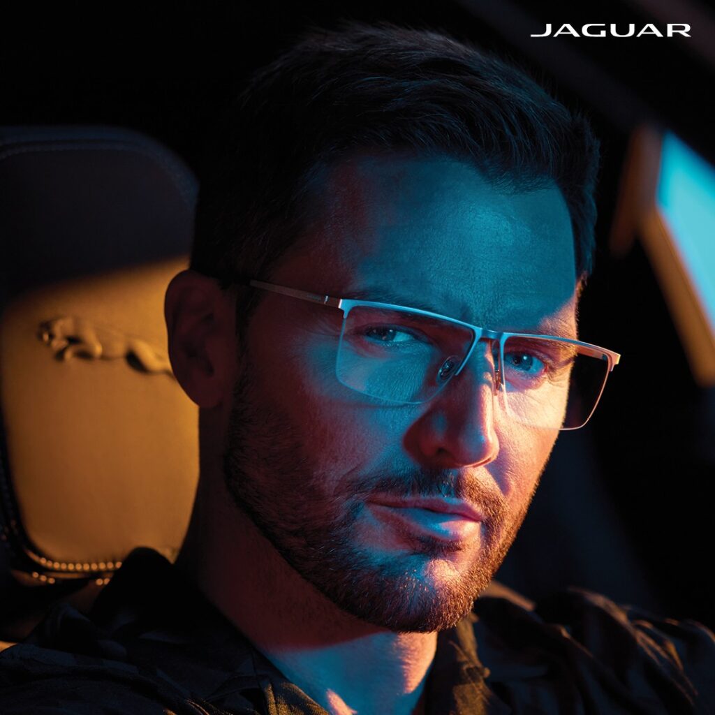 Marke Jaguar 1 Binder Optik Mann trägt Jaguar Brille