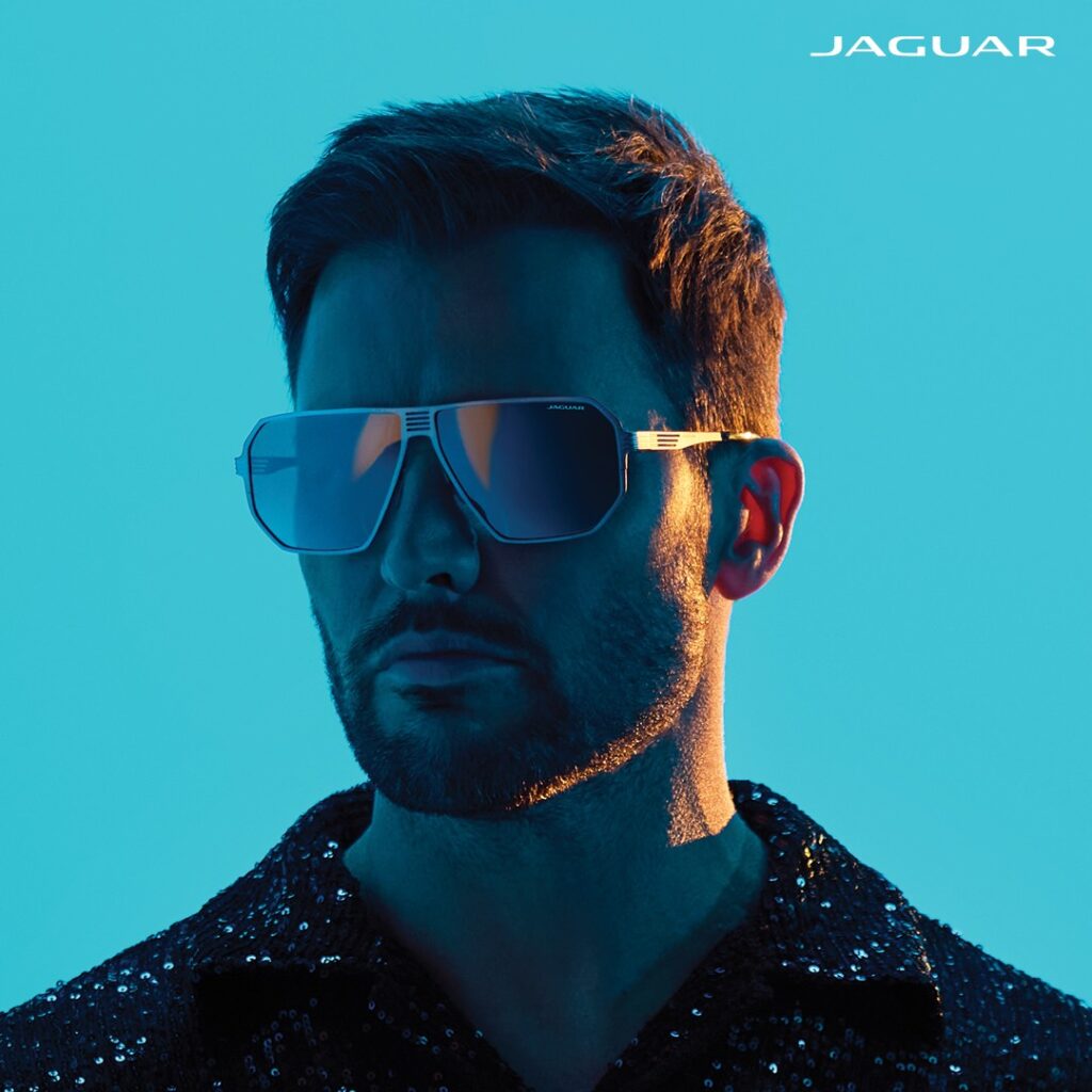 Marke Jaguar 2 Binder Optik Mann trägt Jaguar Sonnenbrille
