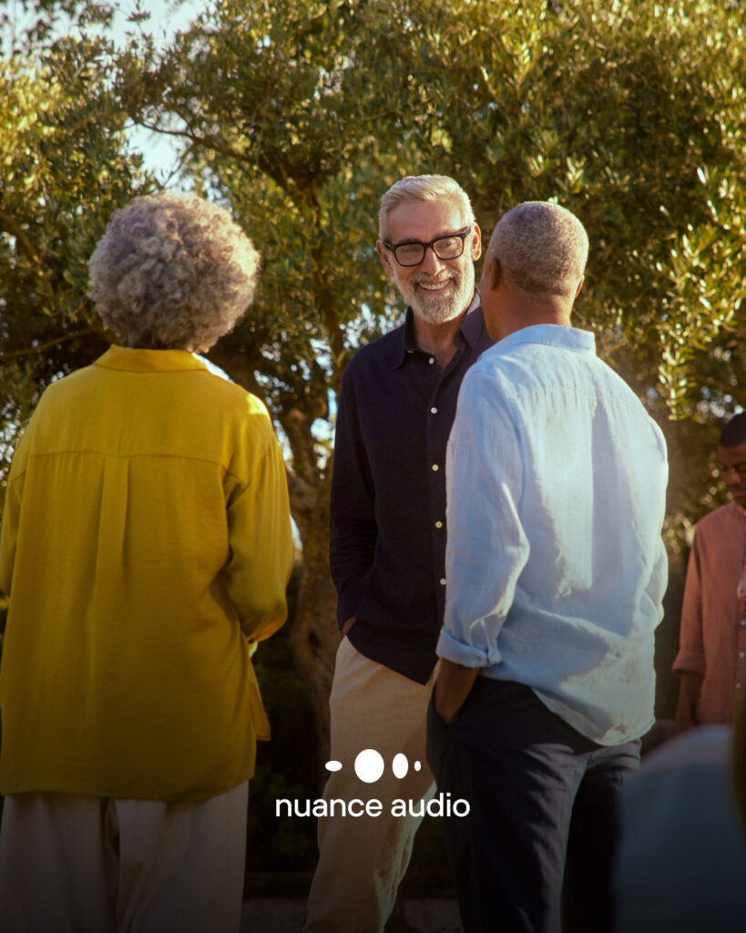 Nuance Audio Brillen, die auch hören können. Gruppe mit 3 Menschen steht zusammen und unterhält sich