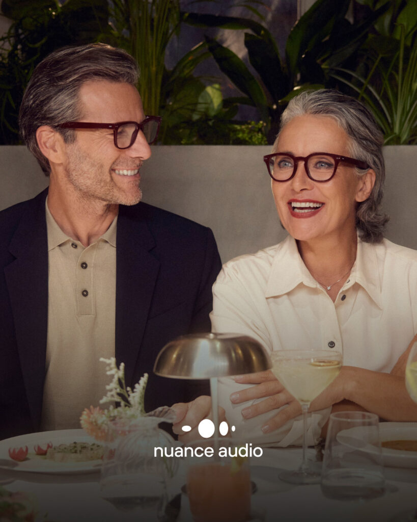 Nuance Audio Brillen, die auch hören können. Frau sitzt im Restaurant