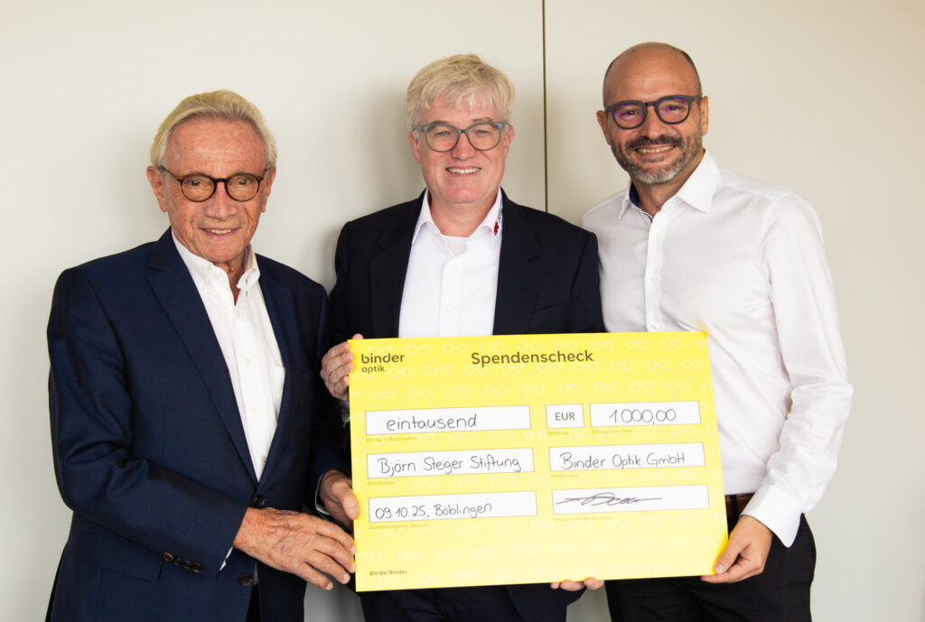 Binder Optik spendet für den Baby-Notarztwagen „Felix“ der Björn Steiger Stiftung 1 Binder Optik Im Bild (v.l.n.r.): Dr. Helmut Baur, Pierre-Enric Steiger, Dominic Baur