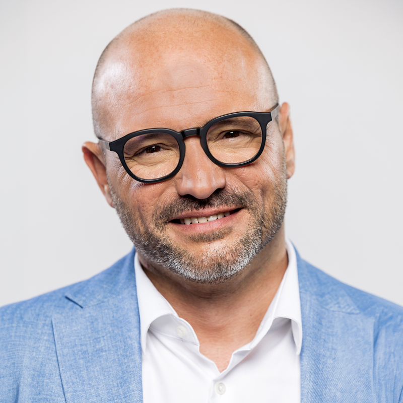 Wir übernehmen Ihr Unternehmen 8 Binder Optik Herr Baur Nahaufnahme quadratisch 8 Binder Optik