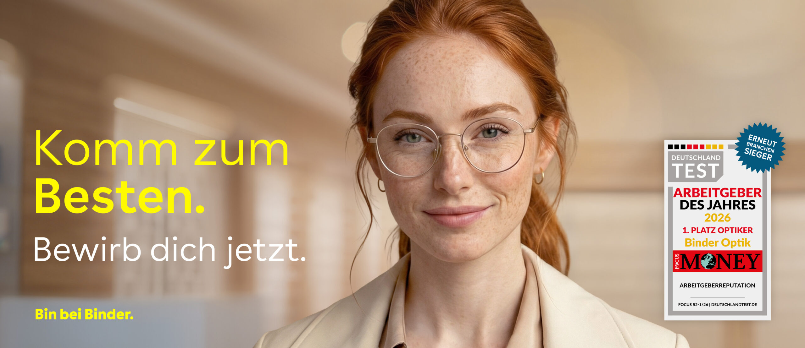 Startseite 7 Binder Optik Lächelnde Frau mit Brille in einer professionellen Umgebung, die eine einladende Arbeitsatmosphäre und eine Recruiting-Botschaft für Binder Optik vermittelt.