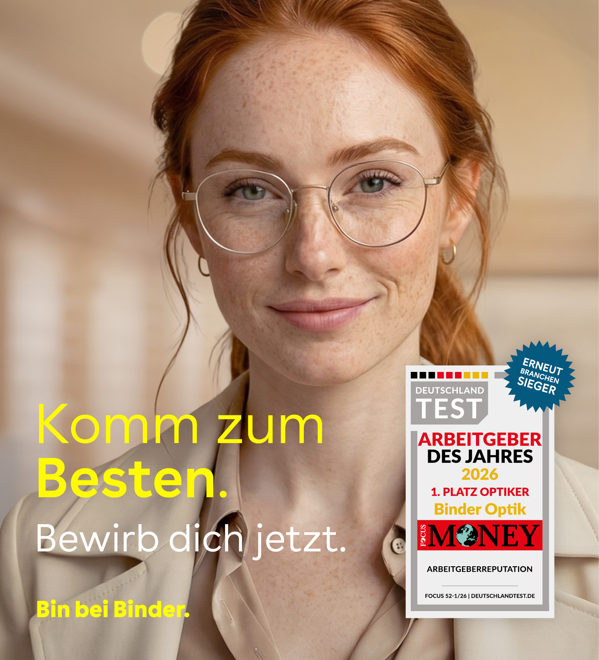 Startseite 8 Binder Optik Lächelnde Frau mit Brille in einer professionellen Umgebung, die eine einladende Arbeitsatmosphäre und eine Recruiting-Botschaft für Binder Optik vermittelt.