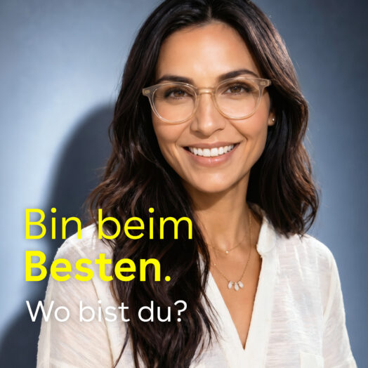 Kachel Lächelnde Frau mit stilvollen Brillen in transparentem Gestell vor grauem Hintergrund, mit dem Slogan „Bin beim Besten. Wo bist du?" und dem Focus-Money-Siegel „Deutschlands beste Optiker 2025 – Binder Optik".